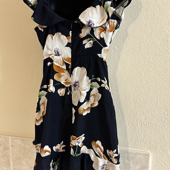 Summer Dress that was worn once, no longer fits 100% polyester - Picture 4 of 5